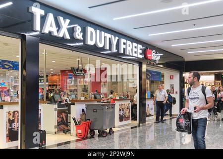 Buenos Aires, Argentine, 18 novembre 2022: Boutique hors taxes à l'aéroport international Jorge Newbery. Banque D'Images