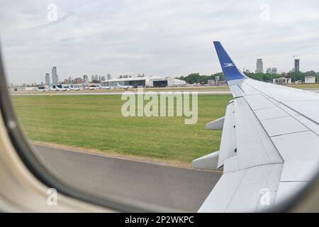 Buenos Aires, Argentine, 18 novembre 2022: Vue d'une fenêtre d'un Boeing 737-700 jet d'Aerolineas Argentinas tout en descendant la piste à Jorge Banque D'Images