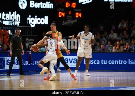 Valence, Espagne. 04th mars 2023. Aisha Sheppard de CDB Clarinos Tenerife (L) et Raquel Carrera de Valencia basket (R) en action pendant la Liga Femenina Endesa J24 entre Valencia basket Club et CDB Clarinos Tenerife au Fuente de San Luis Sport Hall. (Score final; Valencia basket 92:63 CDB Clarinos Tenerife). (Photo de Vicente Vidal Fernandez/SOPA Images/Sipa USA) crédit: SIPA USA/Alay Live News Banque D'Images