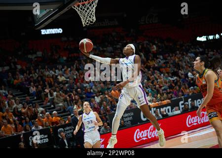 Valence, Espagne. 04th mars 2023. Aisha Sheppard de CDB Clarinos Tenerife en action pendant la J24 Liga Femenina Endesa entre Valencia basket Club et CDB Clarinos Tenerife au Fuente de San Luis Sport Hall. (Score final; Valencia basket 92:63 CDB Clarinos Tenerife). (Photo de Vicente Vidal Fernandez/SOPA Images/Sipa USA) crédit: SIPA USA/Alay Live News Banque D'Images