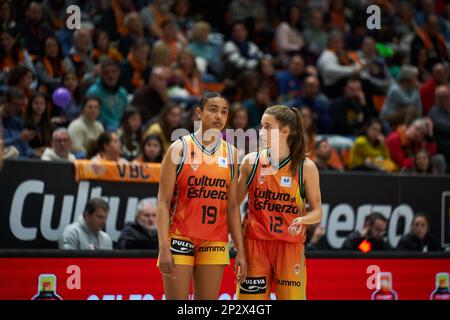 Mirembe Twehamye du Panier de Valence (L) et Laia Lamana du Panier de Valence (R) en action pendant la Liga Femenina Endesa J24 sur 4 mars 2023 au Palais de sport Fuente de San Luis à Valence, Espagne. Panier Valence 92:63 CDB Clarinos Tenerife (photo par Vicente Vidal Fernandez/Sipa USA) crédit: SIPA USA/Alay Live News Banque D'Images