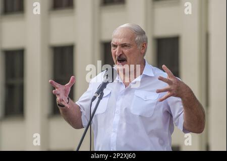 Minsk, Bélarus. 16th août 2020. Le président biélorusse Alexandre Loukachenko fait des gestes tout en parlant à ses partisans lors d’un rassemblement sur la place de l’indépendance. (Photo de Yauhen Yerchak/SOPA Images/Sipa USA) crédit: SIPA USA/Alay Live News Banque D'Images