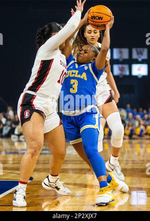 LasVegas, Nevada, États-Unis. 03rd mars 2023. A. le garde de l'UCLA Londynn Jones (3) se rend au panier lors du match des demi-finales du tournoi de basket-ball Pac -12 des femmes NCAA entre les Bruins de l'UCLA et le Cardinal de Stanford. UCLA a battu Stanford 69-65 à Mandalay Bay Michelob Arena Las Vegas, Nevada. Thurman James /CSM/Alamy Live News Banque D'Images