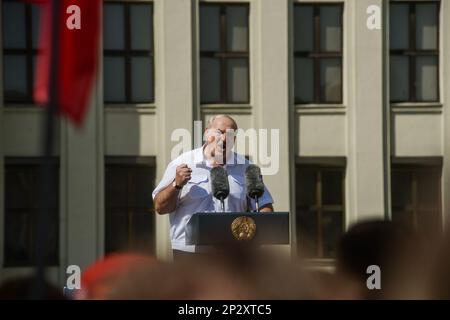 Minsk, Bélarus. 16th août 2020. Le président biélorusse Alexandre Loukachenko fait des gestes tout en parlant à ses partisans lors d’un rassemblement sur la place de l’indépendance. (Credit image: © Yauhen Yerchak/SOPA Images via ZUMA Press Wire) USAGE ÉDITORIAL SEULEMENT! Non destiné À un usage commercial ! Banque D'Images