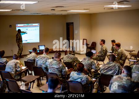 Les prestataires affectés à la Brigade de soutien de la Division aéroportée 82nd assistent au cours XO Academy sur fort Bragg, NC, 14 février 2023. Le cours Executive Officer Academy permet aux officiers subalternes d'acquérir des connaissances et des connaissances avant de devenir le XO de leurs sociétés respectives. Banque D'Images