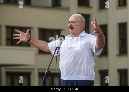 Minsk, Bélarus. 16th août 2020. Le président biélorusse Alexandre Loukachenko fait des gestes tout en parlant à ses partisans lors d’un rassemblement sur la place de l’indépendance. (Credit image: © Yauhen Yerchak/SOPA Images via ZUMA Press Wire) USAGE ÉDITORIAL SEULEMENT! Non destiné À un usage commercial ! Banque D'Images