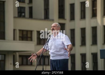 Minsk, Bélarus. 16th août 2020. Le président biélorusse Alexandre Loukachenko fait des gestes tout en parlant à ses partisans lors d’un rassemblement sur la place de l’indépendance. (Credit image: © Yauhen Yerchak/SOPA Images via ZUMA Press Wire) USAGE ÉDITORIAL SEULEMENT! Non destiné À un usage commercial ! Banque D'Images