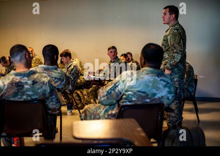 Les prestataires affectés à la Brigade de soutien de la Division aéroportée 82nd assistent au cours XO Academy sur fort Bragg, NC, 14 février 2023. Le cours Executive Officer Academy permet aux officiers subalternes d'acquérir des connaissances et des connaissances avant de devenir le XO de leurs sociétés respectives. Banque D'Images