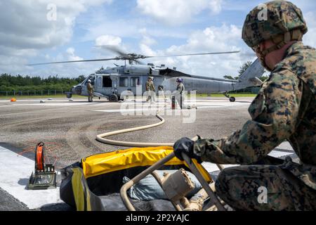 BASE NAVALE GUAM, Santa Rita, Guam (le 14 février 2023) les marins du bataillon de manutention du fret de la Marine, sous la direction du commandant de la Force opérationnelle 75 et des Marines de l'escadron de soutien de l'escadre Marine 171, effectuent une évolution du point d'armement et de ravitaillement (FARP) pendant le COPE North 2023 à la base navale de Guam, le 14 février. 2023. L'événement multilatéral de formation rassemble environ 1 000 États-Unis Des aviateurs, des Marines et des marins aux côtés de 1 000 membres combinés de la Japan Air Self-Defense Force, de la Royal Australian Air Force et de la French Air and Space Force. Des exercices comme Cope North améliorent l'interopérabilité entre les multipl Banque D'Images