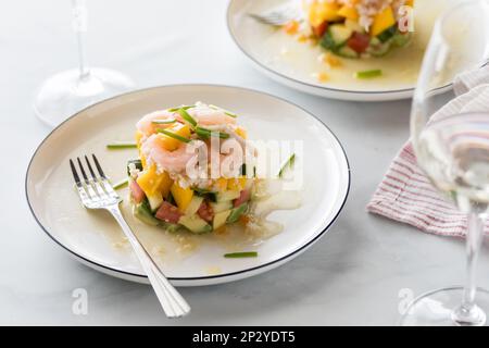 Salade de crabes et crevettes à la mangue, au concombre et à l'avocat. Banque D'Images