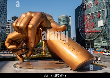 Statue de bronze de Gangnam style célèbre chanson de pop-kpop par Psy devant le centre commercial COEX à Séoul en Corée du Sud le 24 octobre 2021 Banque D'Images