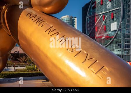 Statue de bronze de Gangnam style célèbre chanson de pop-kpop par Psy devant le centre commercial COEX à Séoul en Corée du Sud le 24 octobre 2021 Banque D'Images