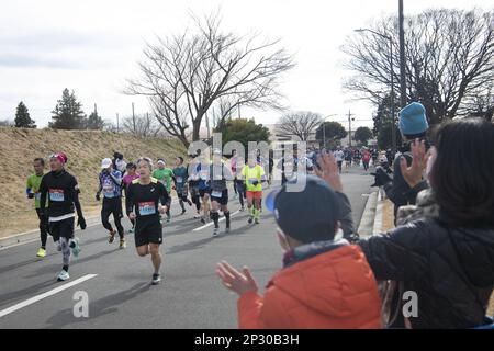 Les spectateurs applaudissent aux coureurs lors de la course annuelle de semi-marathon de Frostbite Road Race 42nd à la base aérienne de Yokota, Japon, le 22 janvier 2023. Plus de 7 000 participants de communautés hors-base ont participé à des événements de fitness aux côtés des membres de l'équipe Yokota, dont une course familiale et pour enfants de 2 km, une course de 5 km et un demi-marathon, pendant l'événement. Yokota organise des événements communautaires comme celui-ci pour aider à renforcer l'amitié durable et le partenariat entre les États-Unis et le Japon. Banque D'Images