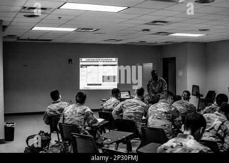 Les prestataires affectés à la Brigade de soutien de la Division aéroportée 82nd assistent au cours XO Academy sur fort Bragg, NC, 14 février 2023. Le cours Executive Officer Academy permet aux officiers subalternes d'acquérir des connaissances et des connaissances avant de devenir le XO de leurs sociétés respectives. Banque D'Images