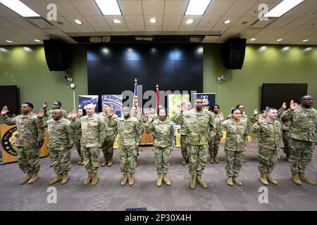 Les soldats lèvent leurs mains droites et s'engagent à continuer de servir dans une cérémonie de réenrôlement de masse conduite par le général de division Bob Harter, commandant général de la 81st Readiness Division, au QG de la division samedi. Une équipe de conseillers en carrière de trois bataillons du Groupe des carrières de la Réserve de l'Armée de terre a aidé à organiser cet événement en appelant environ 500 soldats qui étaient dans leur fenêtre de réenrôlement. Plus de 20 soldats représentant plus de 10 unités ont participé à cette cérémonie. Le général de division Harter a pris le temps de parler à tous les membres de la famille qui sont venus pour soutenir leur soldat. Après le c Banque D'Images