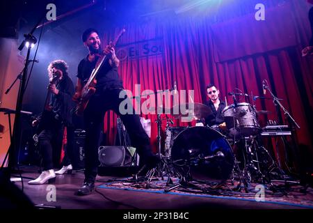 Madrid, espagnol. 04th mars 2023. Madrid Espagne; 03.04.2023.- le Femme Charity Festival tenu à Sala sol à Madrid avec la participation de Rock Cabaret Girls avec la danseuse Jara Venegas (Jarísima Cariño), Ramos Dual et YUL et le groupe Navarro et Los Jaleo (photo). Présenté par Mammy Blue et la Vargas. Événement pour recueillir des fonds pour l'Association of affected by Ovarian cancer et autres gynécologiques. Crédit : Juan Carlos Rojas/dpa/Alay Live News Banque D'Images