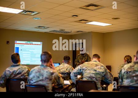 Les prestataires affectés à la Brigade de soutien de la Division aéroportée 82nd assistent au cours XO Academy sur fort Bragg, NC, 14 février 2023. Le cours Executive Officer Academy permet aux officiers subalternes d'acquérir des connaissances et des connaissances avant de devenir le XO de leurs sociétés respectives. Banque D'Images