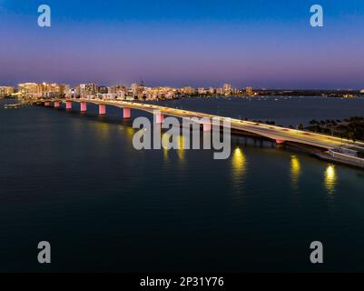 Image aérienne du soir de Sarasota, Skyline de Floride et le pont de la baie de Sarasota Banque D'Images