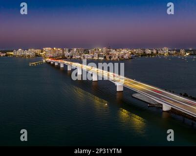 Image aérienne du soir de Sarasota, Skyline de Floride et le pont de la baie de Sarasota Banque D'Images