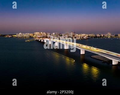 Image aérienne du soir de Sarasota, Skyline de Floride et le pont de la baie de Sarasota Banque D'Images