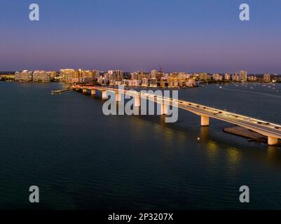 Image aérienne du soir de Sarasota, Skyline de Floride et le pont de la baie de Sarasota Banque D'Images