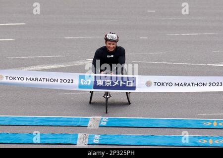 Tokyo, Japon. 5th mars 2023. L'athlète suisse de fauteuil roulant Manuela SCHAR franchit la ligne d'arrivée pour remporter la course de fauteuil roulant féminin du Marathon 2023 de Tokyo. (Credit image: © Rodrigo Reyes Marin/ZUMA Press Wire) USAGE ÉDITORIAL SEULEMENT! Non destiné À un usage commercial ! Banque D'Images
