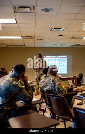 Les prestataires affectés à la Brigade de soutien de la Division aéroportée 82nd assistent au cours XO Academy sur fort Bragg, NC, 14 février 2023. Le cours Executive Officer Academy permet aux officiers subalternes d'acquérir des connaissances et des connaissances avant de devenir le XO de leurs sociétés respectives. Banque D'Images