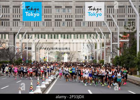 Tokyo, Japon. 5th mars 2023. Les coureurs commencent le marathon de Tokyo à Tokyo, dimanche, 5 mars 2023. (Credit image: © POOL via ZUMA Press Wire) USAGE ÉDITORIAL SEULEMENT! Non destiné À un usage commercial ! Banque D'Images