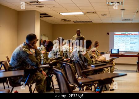 Les prestataires affectés à la Brigade de soutien de la Division aéroportée 82nd assistent au cours XO Academy sur fort Bragg, NC, 14 février 2023. Le cours Executive Officer Academy permet aux officiers subalternes d'acquérir des connaissances et des connaissances avant de devenir le XO de leurs sociétés respectives. Banque D'Images