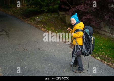 Mon fils fait face à un grand sac à dos de son père. Montagnes polonaises Banque D'Images