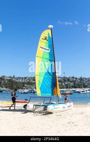 Balmoral Beach Sydney, balmoral voile club et hobie catamaran avec voiles sur la plage de sable, Sydney, Australie ciel bleu mars 2023 Banque D'Images