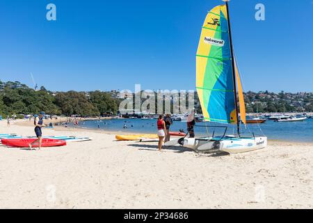 Balmoral Beach Sydney, balmoral voile club et hobie catamaran avec voiles sur la plage de sable, Sydney, Australie ciel bleu mars 2023 Banque D'Images