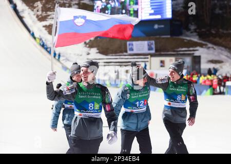 Planica, Slovénie. 4th mars 2023. L'équipe slovène fête après avoir remporté l'équipe masculine de saut à ski HS138 aux Championnats du monde de ski nordique FIS à Planica, en Slovénie, au 4 mars 2023. Credit: Zeljko Stevanic/Xinhua/Alay Live News Banque D'Images