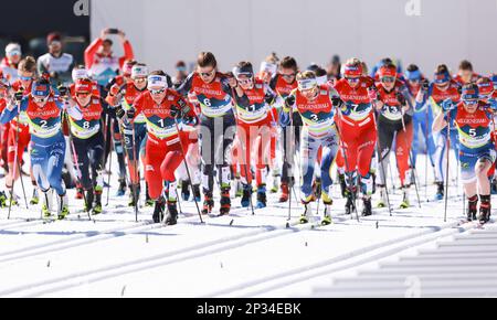 Planica, Slovénie. 4th mars 2023. Les skieurs se sont mis en route lors de la compétition de ski de fond de la Classique féminine de départ en masse 30km aux Championnats du monde de ski nordique FIS à Planica, en Slovénie, au 4 mars 2023. Credit: Zeljko Stevanic/Xinhua/Alay Live News Banque D'Images