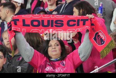 St. Louis, États-Unis. 04th mars 2023. A St. Le fan de Louis City SC tient un foulard avant le premier match pour la nouvelle équipe de football à City Park, à St. Louis sur 4 mars 2023. Photo par Bill Greenblatt/UPI crédit: UPI/Alay Live News Banque D'Images