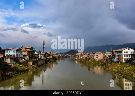 Srinagar, Inde. 04th mars 2023. Rivière Jehlum avec des maisons résidentielles vues pendant un temps nuageux dans la vieille ville de Srinagar, la capitale estivale de Jammu-et-Cachemire. Crédit : SOPA Images Limited/Alamy Live News Banque D'Images