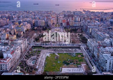 Vue aérienne du Forum romain (Agora antique) de Thessalonique et de la célèbre place Aristotelous dans la ville de Thessalonique, Grèce. La place est une sp. Populaire Banque D'Images