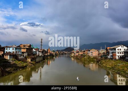Srinagar, Inde. 04th mars 2023. Rivière Jehlum avec des maisons résidentielles vues pendant un temps nuageux dans la vieille ville de Srinagar, la capitale estivale de Jammu-et-Cachemire. (Photo de Saqib Majeed/SOPA Images/Sipa USA) crédit: SIPA USA/Alay Live News Banque D'Images