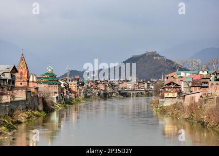 Srinagar, Inde. 04th mars 2023. Des maisons résidentielles sont vues sur les rives de la rivière Jehlum pendant un temps nuageux dans la vieille ville de Srinagar, la capitale estivale de Jammu-et-Cachemire. (Photo de Saqib Majeed/SOPA Images/Sipa USA) crédit: SIPA USA/Alay Live News Banque D'Images
