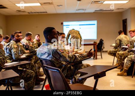 Les prestataires affectés à la Brigade de soutien de la Division aéroportée 82nd assistent au cours XO Academy sur fort Bragg, NC, 14 février 2023. Le cours Executive Officer Academy permet aux officiers subalternes d'acquérir des connaissances et des connaissances avant de devenir le XO de leurs sociétés respectives. Banque D'Images