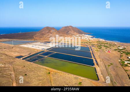 Vue aérienne des piscines de la ferme de crevettes près du village de Calhau sur l'île de Sao Vicente, Cabo verde Banque D'Images