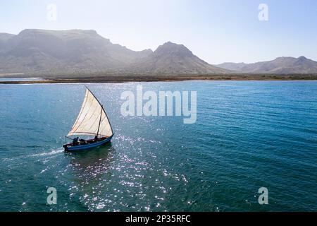 Bateau de pêche traditionnel en bois retournant au port près du village de Baia das Gatas sur la côte est de l'île de Sao Vicente, Cabo verde Banque D'Images