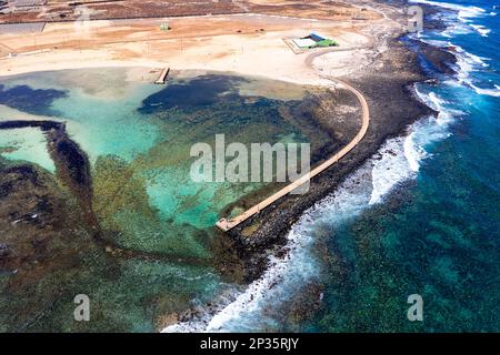 Magnifique lagune de mer avec eau turquoise près du village de Baia das Gatas sur la côte est de l'île de Sao Vicente, archipel de Cabo verde Banque D'Images