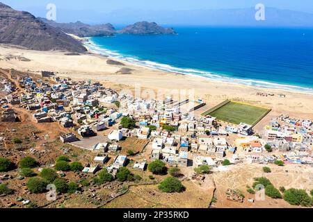 Petit village de pêcheurs pittoresque de Salamansa avec un grand terrain de football vert près d'une belle plage de sable isolée, île de Sao Vicente, Cabo verde Banque D'Images