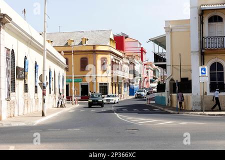 Bâtiments pittoresques et colorés dans la vieille partie de la ville de Mindelo sur une journée d'été ensoleillée sur l'île de Sao Vicente, la vie quotidienne sur l'île, Cabo verde Banque D'Images