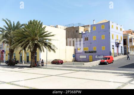 Scènes de rue quotidiennes de la ville de Mindelo sur l'île de Sao Vicente à Cabo verde, maisons colorées, style de vie des gens Banque D'Images