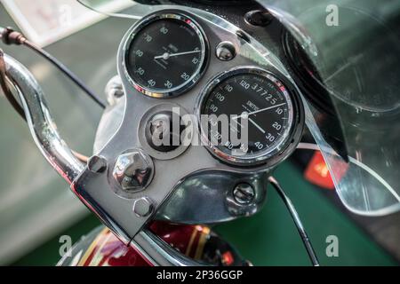 Numéros abrégés sur une moto Royal Enfield dans le Musée de l'automobile à Bourton-on-the-Water Banque D'Images