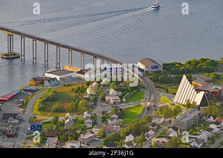 Vue sur le pont et la cathédrale de la mer de glace, province de Troms og Finnmark, Norvège Banque D'Images