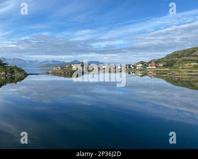 Eaux cristallines et maisons en bois reflétées dans l'eau, île de Sommaroy, été, hautes montagnes, tourisme, Troms, Troms et province de Finnmark Banque D'Images