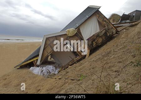 Falaises de mer érodées et chalet endommagé après la marée de décembre 2013, Hemsby, Norfolk, Angleterre, Royaume-Uni Banque D'Images